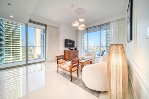 Chic 2BR with Iconic Dubai Eye and Palm Views
